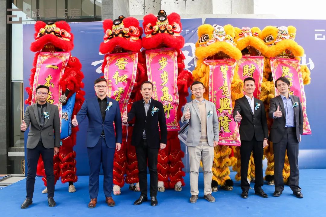 領(lǐng)導(dǎo)合影留念 金輝輝逸云庭營銷中心開放現(xiàn)場(chǎng)實(shí)景圖